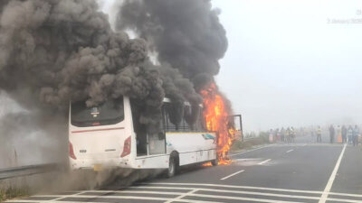 இரு சக்கர வாகனம் மீது மோதிய தனியார் பேருந்து தீப்பிடித்து எரிந்தது: 23 தொழிலாளர்கள் அதிர்ஷ்டவசமாக உயிர் தப்பினர்