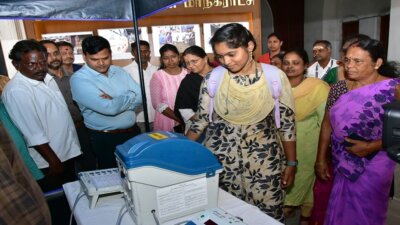 மின்னணு வாக்குப்பதிவு இயந்திரங்கள் வாக்காளர் அளித்த வாக்கினை சரிபார்க்கும் கருவி செயல்முறை விளக்க மையங்கள்