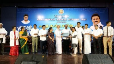 மருத்துவக்கல்லூரி மாணவர்களுக்கு  மடிக்கணினி: மா.சுப்பிரமணியன், சேகர்பாபு வழங்கினர்