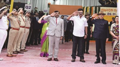 மெரினா கடற்கரையில் தேசிய கொடி ஏற்றினார் கவர்னர்