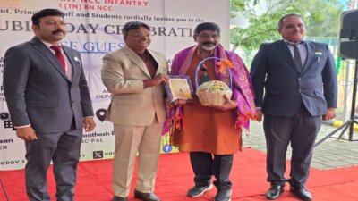 டி.ஜி. வைணவக் கல்லூரியில் முதல்வர் சந்தோஷ் பாபு தேசிய கொடி ஏற்றினார்