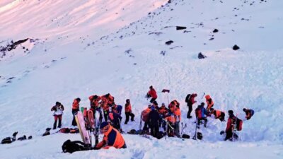 ஆஸ்திரியா பனிச்சரிவில் சிக்கி 8 பேர் பலி