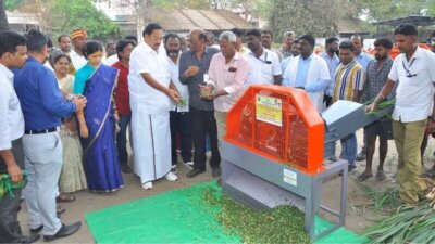 40 விவசாயிகளுக்கு புல்நறுக்கும் கருவி: அமைச்சர் காந்தி வழங்கினார்