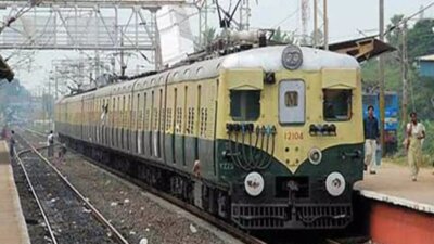 சென்னையில் மின்சார ரெயில் மீது கல்வீச்சு: 3 பயணிகள் காயம்