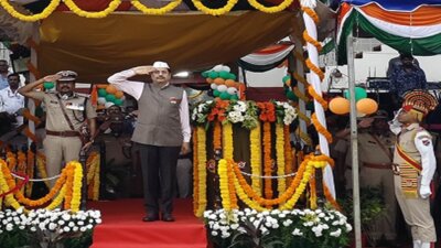 தெற்கு ரயில்வே பொதுமேலாளர் ஆர்.என். சிங் தேசிய கொடி  ஏற்றி வைத்தார்.