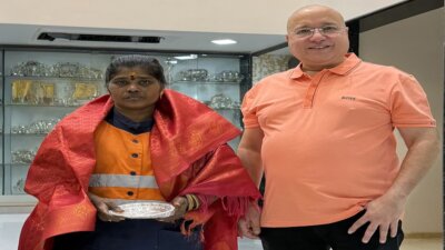 சாலையில் கிடந்த 45 சவரன் நகைகளை போலீசிடம் ஒப்படைத்த பெண் துப்புரவு பணியாளரின் நேர்மை: லலிதா ஜுவல்லரி அதிபர் எம். கிரண் குமார் பாராட்டு