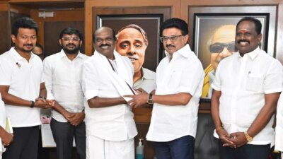 அண்ணா தி.மு.க. முன்னாள் அமைச்சர் வைத்திலிங்கம் ஸ்டாலின் முன்னிலையில் தி.மு.க.வில் இணைந்தார்